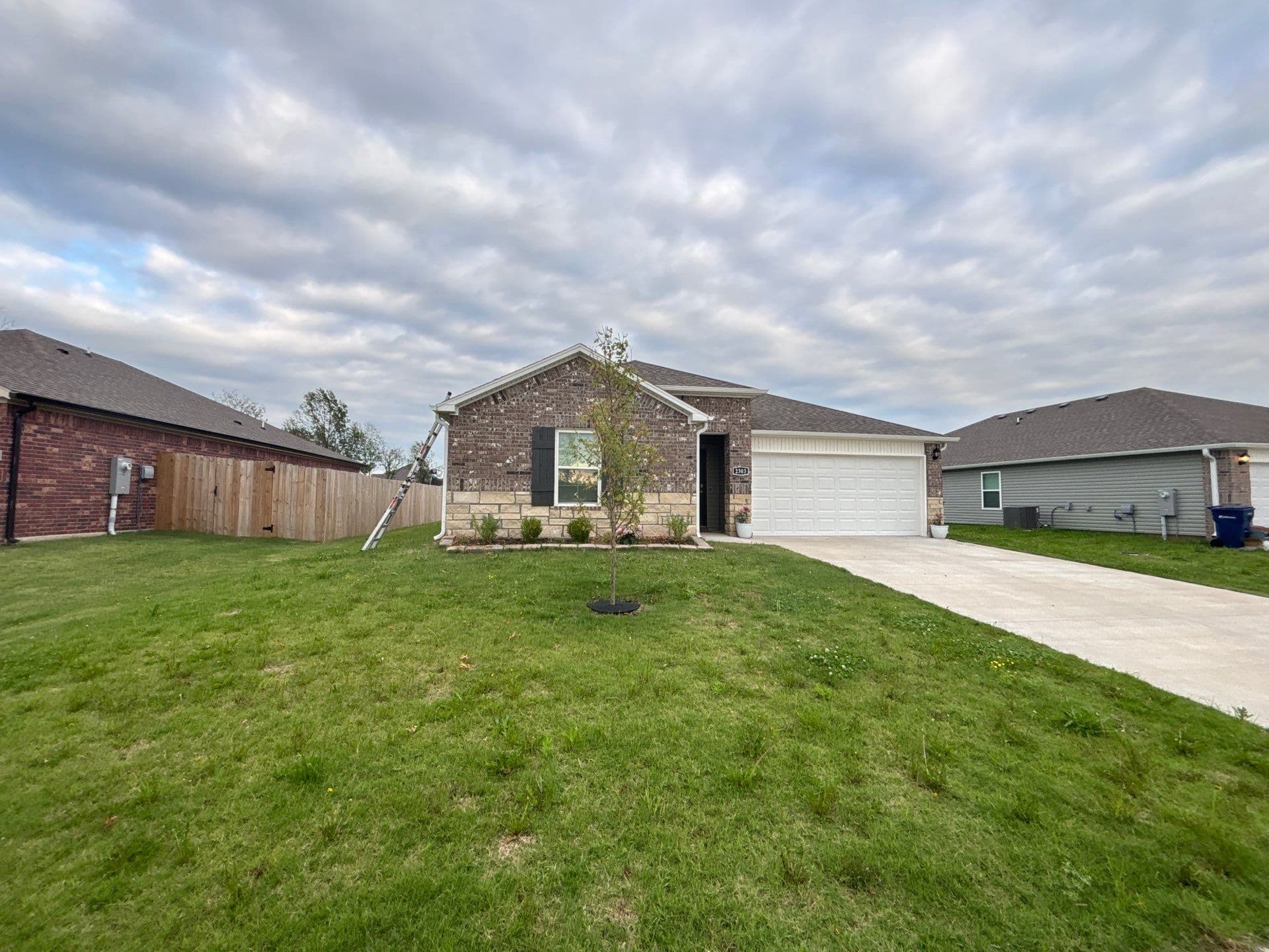 1,665 sq ft home in Siloam Springs with CertainTeed Landmark shingles in Moire Black