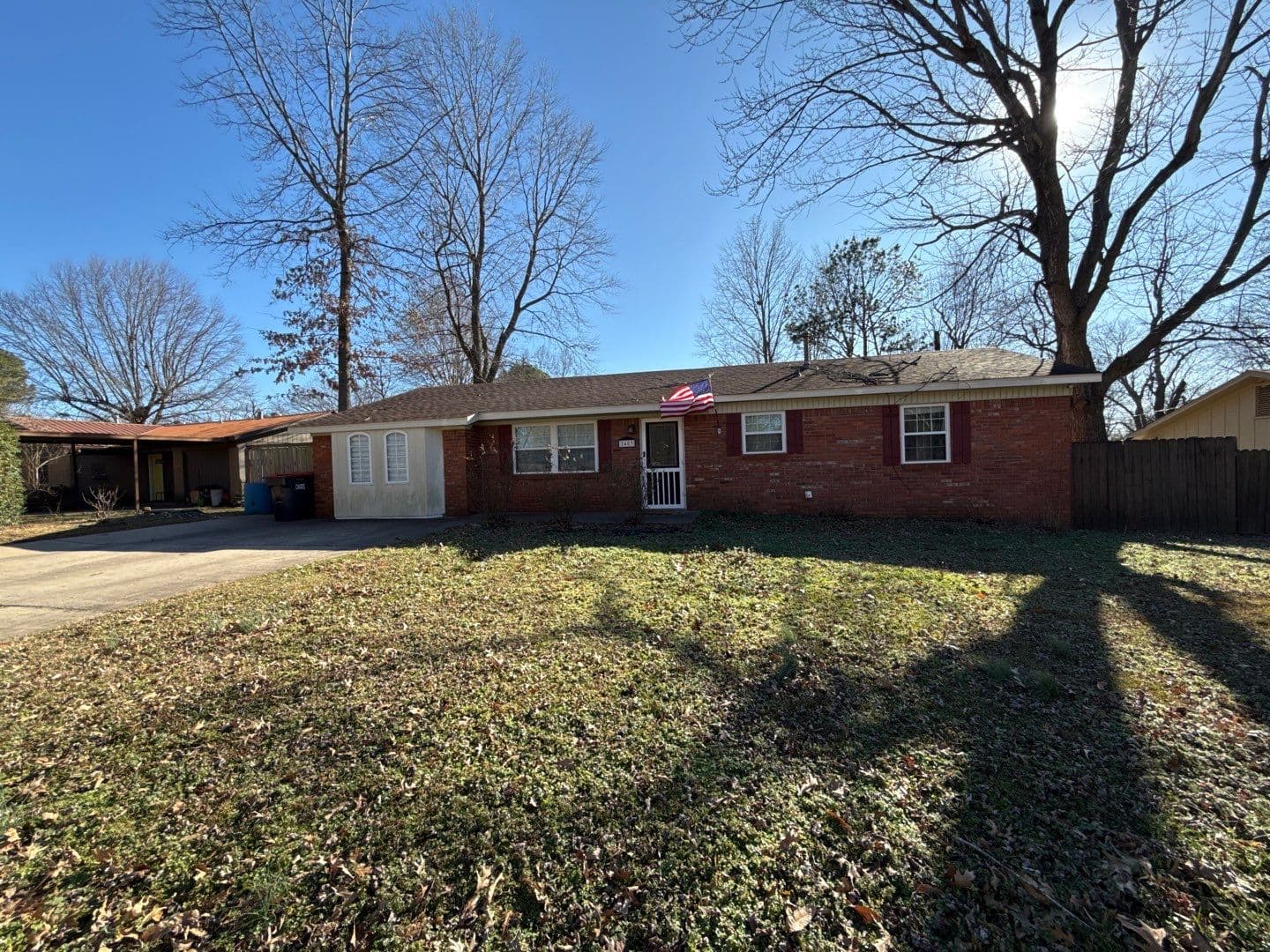 1,010 sq ft ranch home in Springdale with CertainTeed Landmark shingles in Moire Black